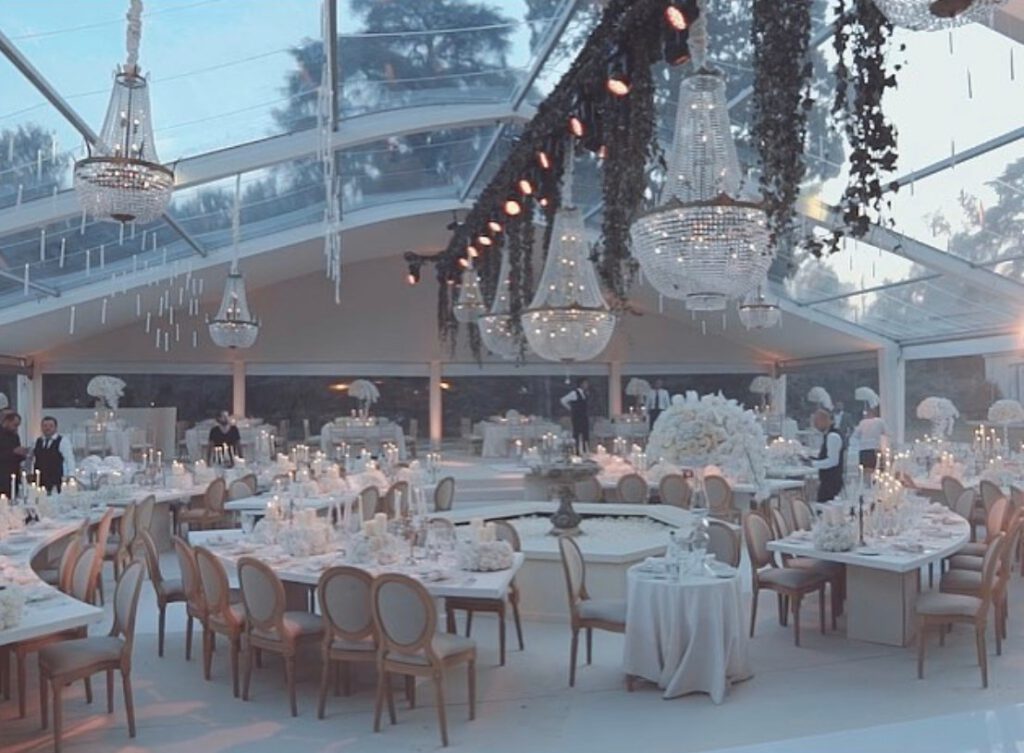 Mariage de château éclairé par nos grands lustres en cristal