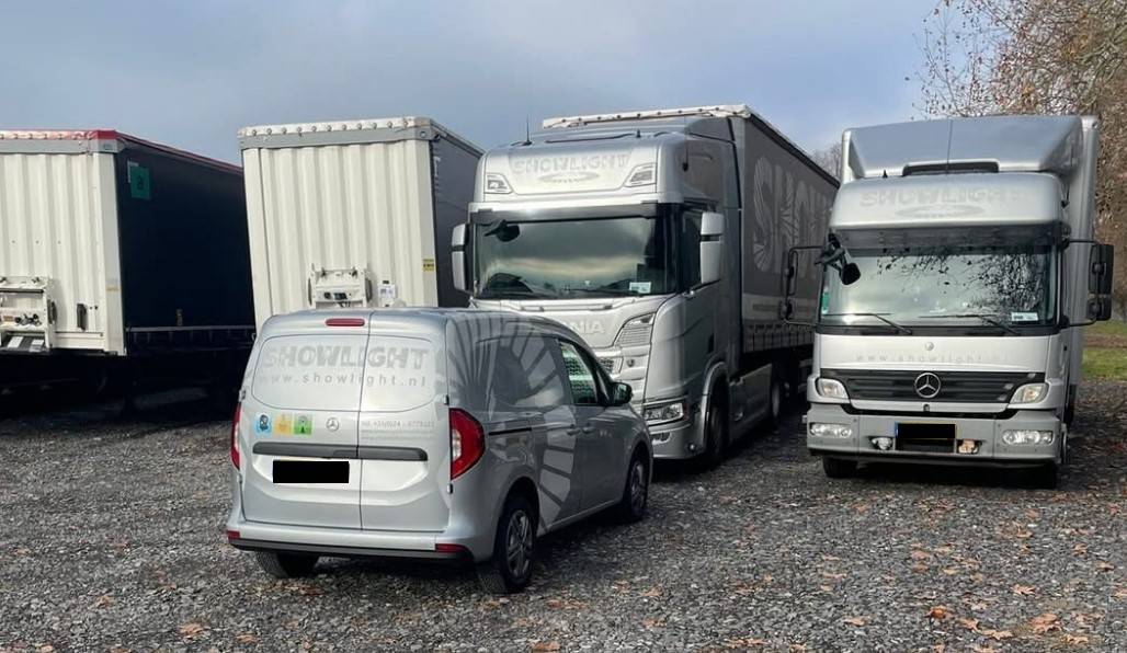 Il nostro parco mezzi per il trasporto di lampadari di cristallo — furgoni, autocarri e trailer